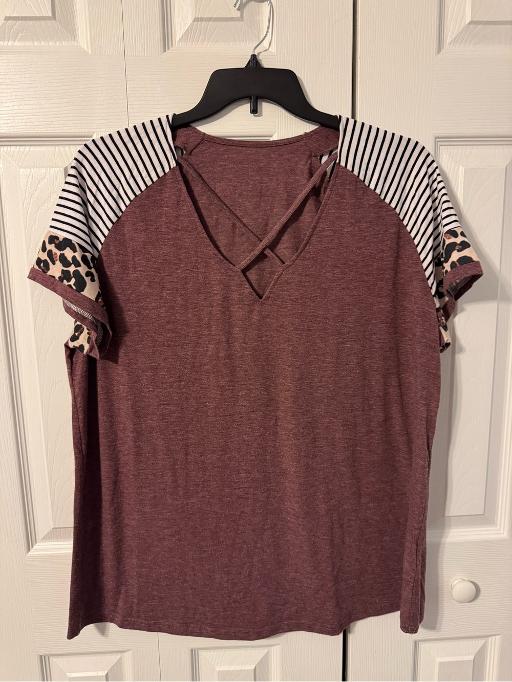 Crisscross V-Neck Short Sleeve Tee in Mauve with Patterned Sleeves